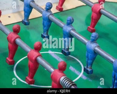 Spielen kicker Tischfußball Soccer, mit roten und blauen Sparbuch Spieler Stockfoto