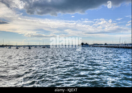 Newport Bridge in der Nähe von Jamestown, Rhode Island, USA. Stockfoto