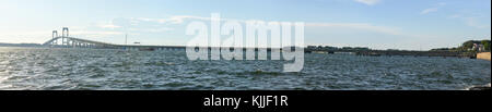 Panoramablick auf das Newport Bridge in der Nähe von Jamestown, Rhode Island, USA. Stockfoto