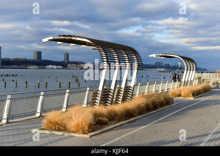 Gehweg entlang der West Side Highway im Riverside Park in New York City. Stockfoto
