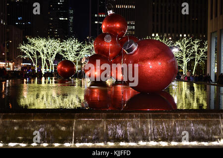 New York City - Dec. 25, 2014: new york city Sehenswürdigkeiten, Radio City Music Hall, Rockefeller Center, dekoriert mit Weihnachtsschmuck in Midtown, Ma Stockfoto