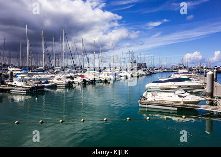 LANZAROTE, SPANIEN-4. Nov 2017: Marina Rubicon ist ein sehr beliebter Yachthafen, der etwa 15 Minuten zu Fuß vom Stadtzentrum von Playa Blanca entfernt liegt. Stockfoto