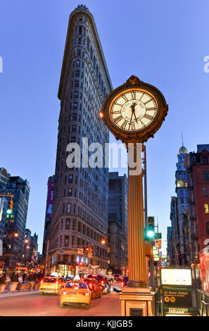 New York, New York - Januar 31, 2015: flatiron buliding und Fifth Avenue. im Jahr 1902 abgeschlossen, es gilt als eines der ersten Wolkenkratzer. Stockfoto