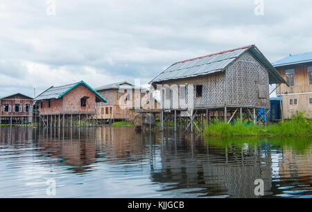 INLE SEE, MYANMAR - 07.SEPTEMBER: Traditionelle hölzerne Pfahlbauten in Inle Lake Myanmar am 07 September 2017, Inle See ist ein Süßwassersee in S Stockfoto