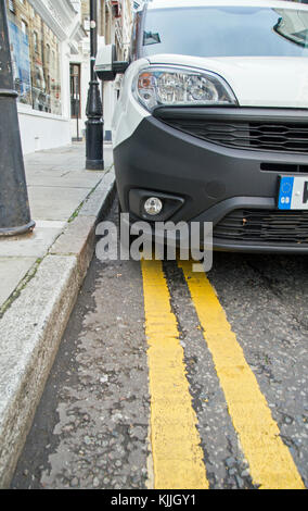 November 2017, London, England, ein van Parks auf doppelten gelben Linien unter Verstoß gegen die Regeln auf den Parkplatz. Stockfoto