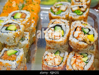 Sushi zum Verkauf auf einen Markt-shot Nahaufnahme im Querformat Stockfoto