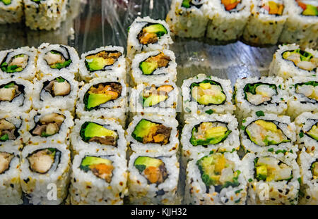 Sushi zum Verkauf auf einen Markt-shot Nahaufnahme im Querformat Stockfoto