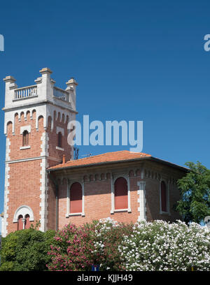 Porto Potenza Picena (Macerata, Marken, Italien): Ungerade altes Haus mit Turm und blühenden Garten Stockfoto