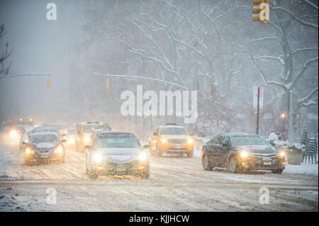 Ein Winter Schneesturm bringt Verkehr zu langsam kriechen auf der Fifth Avenue. Stockfoto