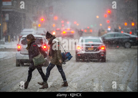 NEW YORK CITY - 7. JANUAR 2016: Ein Winterschneesturm bringt Verkehr und Fußgänger zu einem langsamen Krabbeln im Flatiron Building auf der Fifth Avenue. Stockfoto