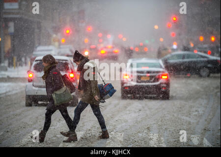 New York City - Januar 7, 2016: Ein Winter Schneesturm bringt Verkehr und Fußgänger auf ein langsames Kriechen am Flatiron Building an der Fifth Avenue. Stockfoto