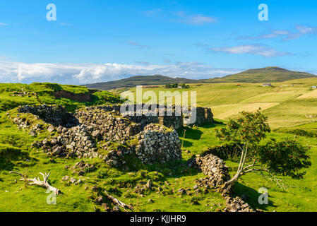 Ruinen eines Gebäudes in der Isle of Skye, Schottland in der Nähe von Fee Glens. Stockfoto