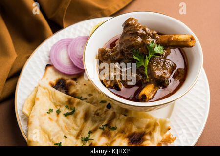 Hammel masala oder Masala gosht oder indische Lamm Rogan Josh mit einigen Gewürzen, serviert mit Naan oder Roti, selektiven Fokus Stockfoto