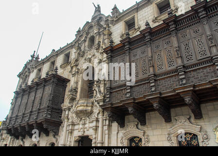 Der erzbischöfliche Palast Balkon auf der Plaza de Armas, Lima, Peru. Stockfoto