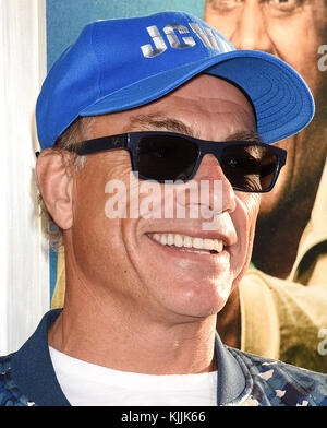 HOLLYWOOD, KALIFORNIEN - 27. APRIL: Jean-Claude Van Damme kommt am 27. April 2016 zur Premiere von Warner Bros.' 'Keanu' im ArcLight Cinemas Cinerama Dome in Hollywood, Kalifornien. Leute: Jean-Claude Van Damme Stockfoto