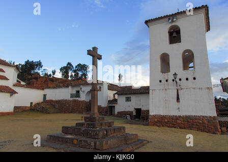 Plaza de Armas (Town Plaza) und Kirche in chinchero, Peru. Stockfoto