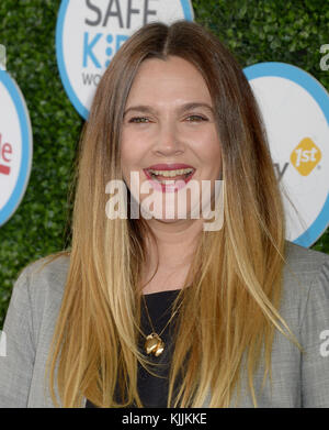 CULVER CITY, CA - APRIL 24: Drew Barrymore nimmt am Safe Kids Day in den Smashbox Studios am 24. April 2016 in Culver City, Kalifornien Teil Stockfoto