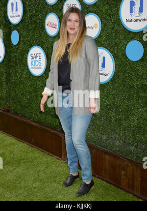 CULVER CITY, CA - APRIL 24: Drew Barrymore nimmt am Safe Kids Day in den Smashbox Studios am 24. April 2016 in Culver City, Kalifornien Teil Stockfoto