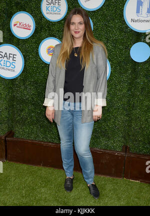 CULVER CITY, CA - APRIL 24: Drew Barrymore nimmt am Safe Kids Day in den Smashbox Studios am 24. April 2016 in Culver City, Kalifornien Teil Stockfoto