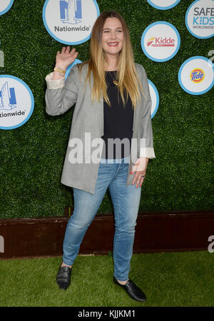 CULVER CITY, CA - APRIL 24: Drew Barrymore nimmt am Safe Kids Day in den Smashbox Studios am 24. April 2016 in Culver City, Kalifornien Teil Stockfoto