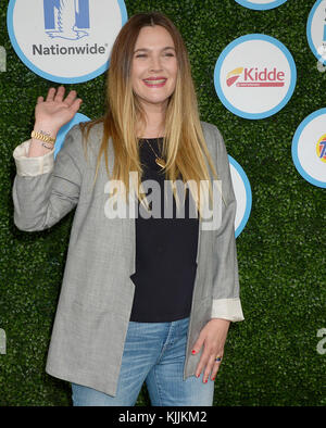 CULVER CITY, CA - APRIL 24: Drew Barrymore nimmt am Safe Kids Day in den Smashbox Studios am 24. April 2016 in Culver City, Kalifornien Teil Stockfoto