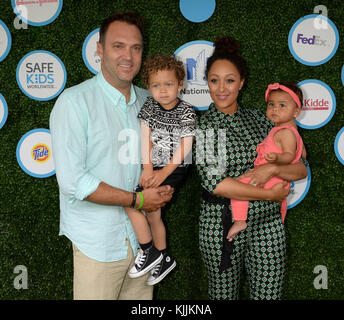 CULVER CITY, CA - APRIL 24: Tamera Mowry-Housley, Ehemann Adam Housely, Tochter Ariah, Sohn Aden nimmt am Safe Kids Day in den Smashbox Studios am 24. April 2016 in Culver City, Kalifornien Teil.Personen: Tamera Mowry-Housley, Ehemann Adam Housely, Tochter Ariah, Sohn Aden Stockfoto