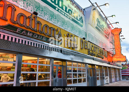 Brooklyn, New York - Januar 1, 2015: die berühmte Nathan Hotdogs ist ein historisches Wahrzeichen und Tradition auf Coney Island in Brooklyn, New York. Stockfoto