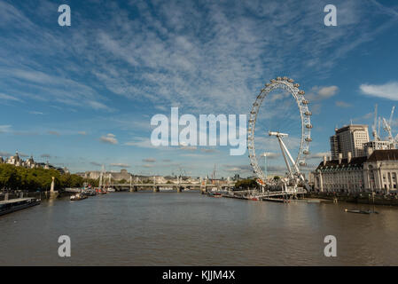 Panoramablick auf die Themse Vista in London Ende Oktober Stockfoto