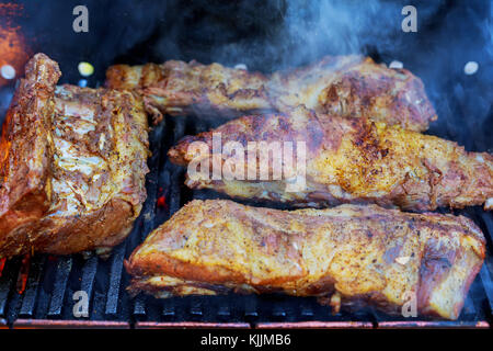 Gegrillte Schweinerippchen auf den Grill. gegrillte Schweinerippchen Stockfoto