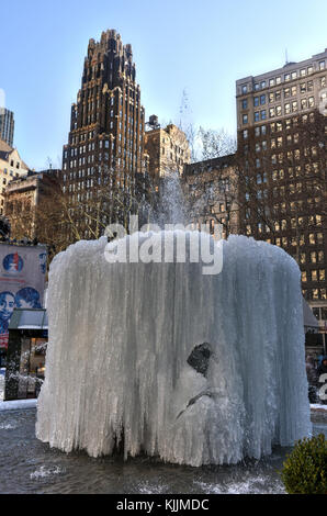 New York, New York - Januar 10, 2015: Josephine shaw Lowell Memorial Fountain im Bryant Park, Midtown, Manhattan. Über während des Kalten eingefroren hat, Stockfoto