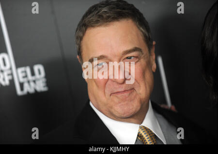 NEW YORK, NY - MÄRZ 08: John Goodman besucht '10 Cloverfield Lane" New York Premiere bei AMC Loews Lincoln Square 13 Theater am 8. März 2016 in New York City. Personen: John Goodman Stockfoto