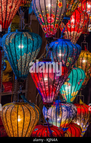 Papierlaternen leuchten auf den Straßen von Hoi An, Vietnam Stockfoto