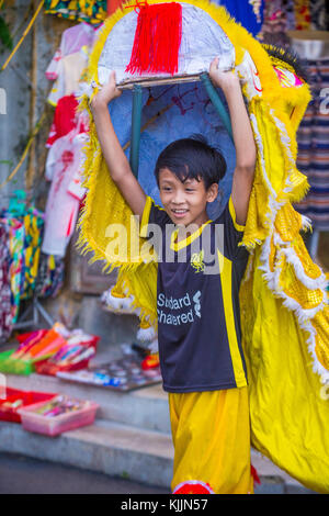 Teilnehmer in einem Tanz Löwe in der Mitte Herbst festiaval in Hoi An, Vietnam Stockfoto