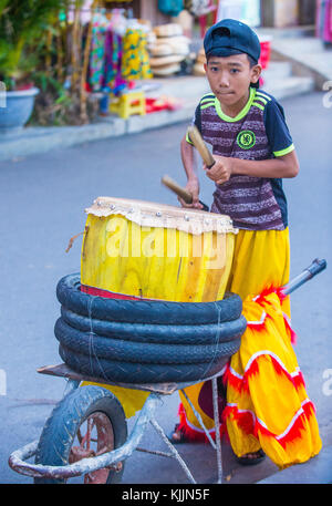 Teilnehmer in einem Tanz Löwe in der Mitte Herbst festiaval in Hoi An, Vietnam Stockfoto