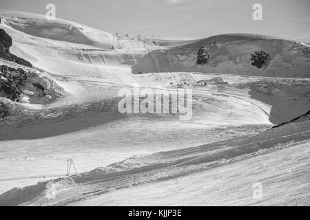 Eine bnw Landschaft Blick über Plateau Rosa Gletscher in Italien und der Schweiz Skigebiete Zermatt und Cervinia Ski und Schnee November 2017 Stockfoto