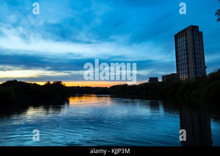 Tower Block (Hawfinch House) mit Blick auf den Brent Reservoir, London, Großbritannien Stockfoto