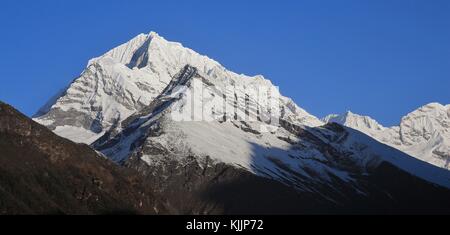 Die schneebedeckten sunder Peak und anderen hohen Gebirge in Nepal. Blick von einem Ort in der Nähe von Namche Bazar. Stockfoto