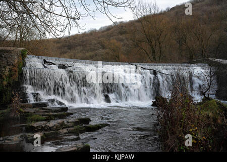 Wehr auf dem River Wye in Monsal dale Derbyshire UK Stockfoto