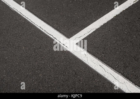 Weiße Linien auf schwarzem Hintergrund - Asphalt Stockfoto