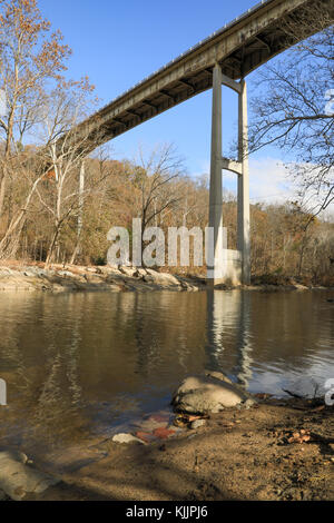 Brücke über einen Fluss mit Reflexion Stockfoto