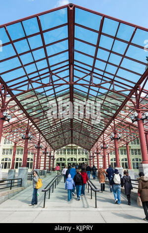 Besucher am Eingang von Ellis Island Immigration Museum, Ellis Island National Park, New York City, New York, NY, USA anreisen. Stockfoto