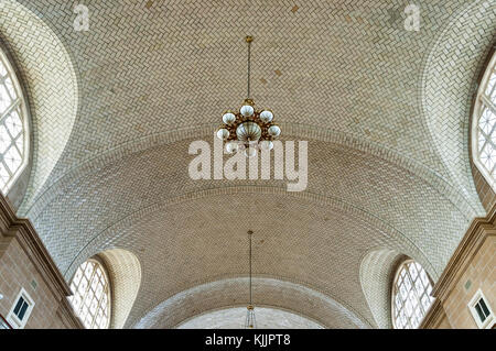 Innenraum der neoklassischen Architektur Ellis Island die Fliesen an der Decke und Kronleuchter, New York City, New York, NY, Vereinigte Staaten von Amerika, USA Stockfoto