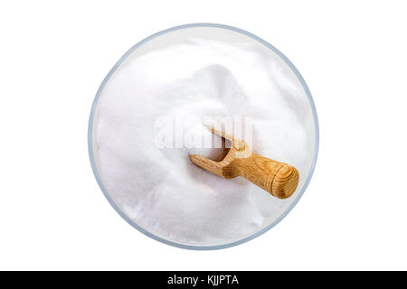 Blick von oben auf die Schüssel mit Backpulver, Hölzern, Löffel weiß Stockfoto