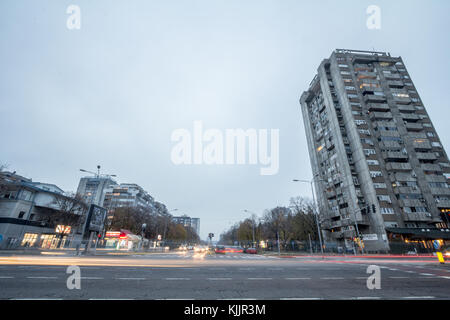 Belgrad, Serbien - November 19, 2017: Straße in Neu Belgrad mit hohen Wohngebäuden altern aus der kommunistischen Ära auf der Seite neu gebaut. Stockfoto