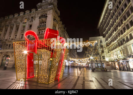 Belgrad, Serbien - November 19, 2017: riesige Geschenkverpackung als wichtigste Weihnachten Dekoration auf der Straße Kneza mihailova verwendet, Main Street von Belgrad, beleuchtete f Stockfoto