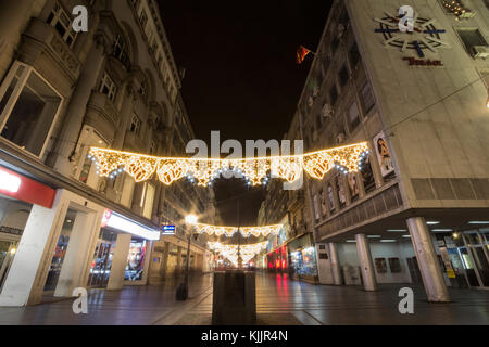 Belgrad, Serbien - November 19, 2017: main Weihnachten Dekorationen auf der Straße Kneza Mihailova Straße, der Hauptstraße von Belgrad, in einer kalten Winternacht pictu Stockfoto