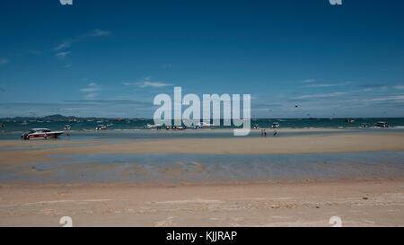 Menschen zu Fuß auf den Sand Ebbe Pattaya Beach Thailand Südostasien Stockfoto