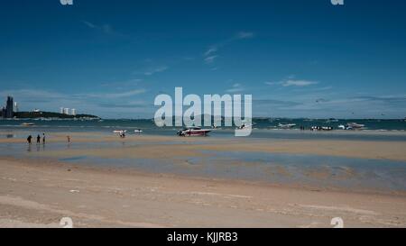 Menschen zu Fuß auf den Sand Ebbe Pattaya Beach Thailand Südostasien Stockfoto