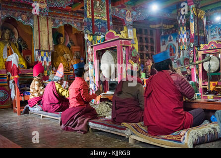 Tibetische Mönche Während einer Puja in der Gompa, ngawal ngawal Dorf, Upper Mustang, Nepal Stockfoto