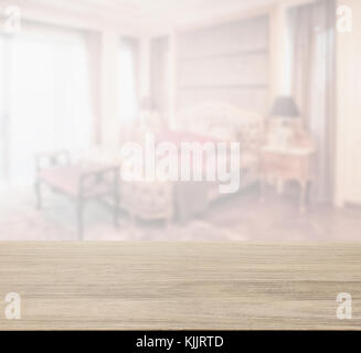 Holz- Tischplatte mit Unschärfe der Schlafzimmer im klassischen Stil Stockfoto
